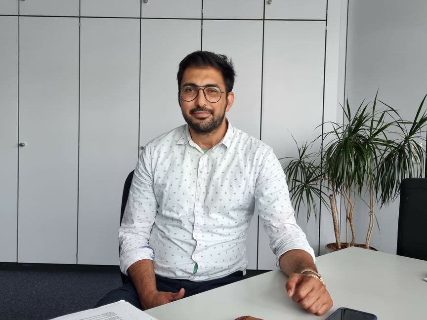 Der Afghane Milad Noormohammadi lebt seit 2015 in Sindelfingen. Die Machtergreifung der Taliban in seiner Heimat raubt ihm vor Sorge um seine Schwestern den Schlaf. Bild: Hamann