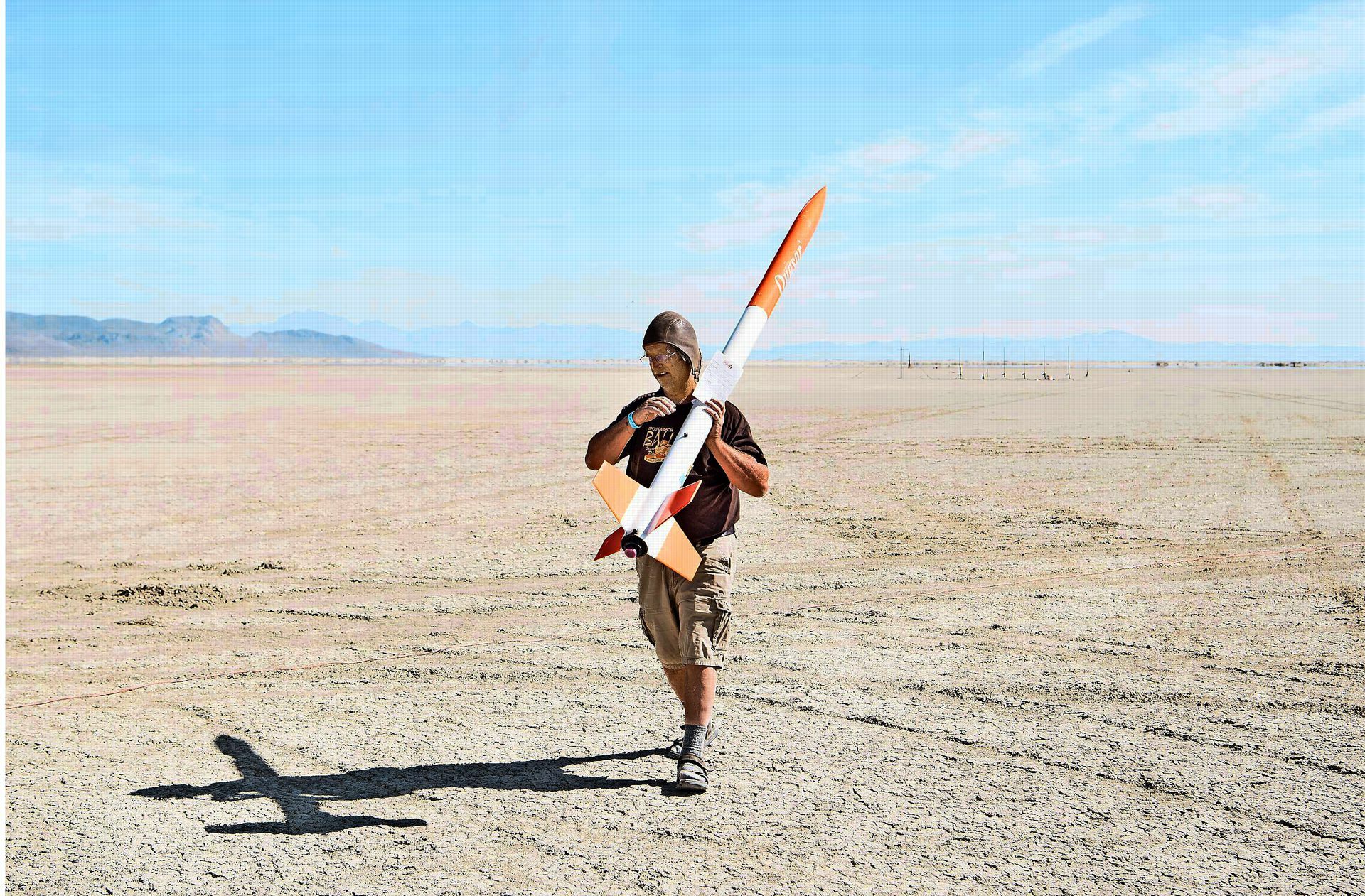 Technik-Freaks schießen ihre selbst gebauten Raketen in den Himmel über der Black Rock Wüste.
 Foto: Frank Bauer