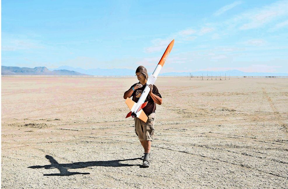 Technik-Freaks schießen ihre selbst gebauten Raketen in den Himmel über der Black Rock Wüste.
Foto: Frank Bauer