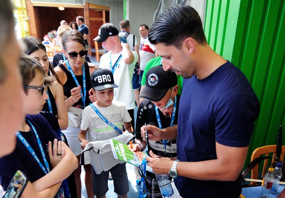 Hoher Besuch: Weltmeister Sami Khedira schlägt keinen Autogrammwunsch ab.     Bild: Photostampe
