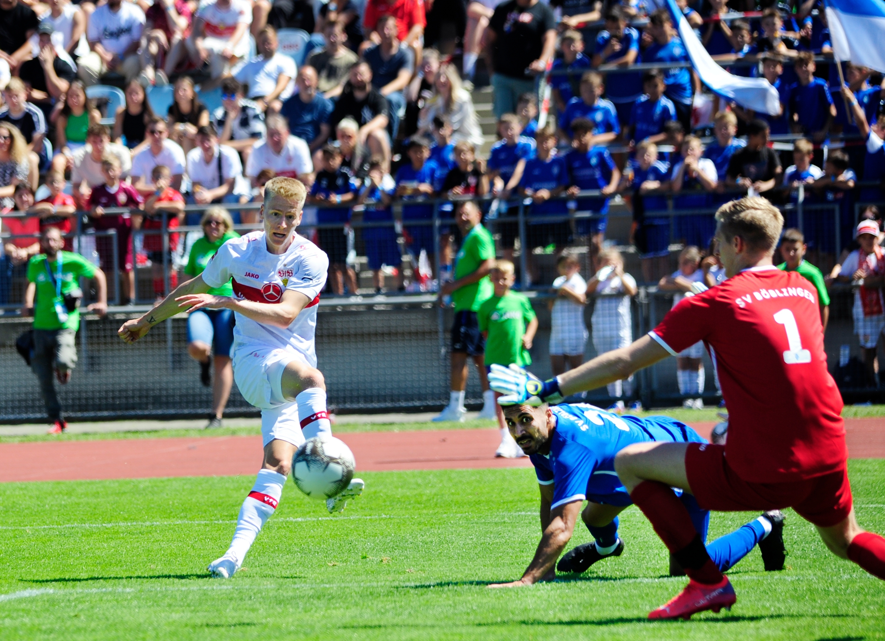 Chris Führich zieht ab und trifft zum 1:0 für den Bundesligisten. Torhüter Dominik Traub und Tayfun Sener können nichts dagegen ausrichten.      Bild: Photostampe