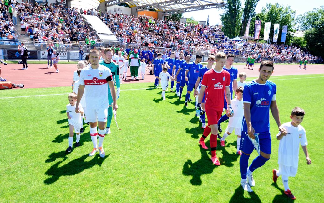 Die Kapitäne Waldemar Anton (links) und Fabian Schragner führen die Mannschaften aufs Feld.     Bild: Photostampe