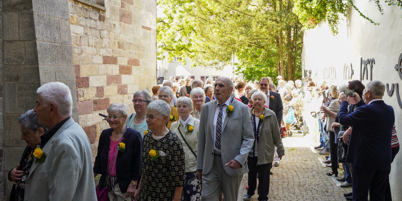 Die Jahrgangsfeier beginnt für die 110 Vertreter und ihre Angehörigen mit dem Einzug in die Martinskirche. Bild: Dettenmeyer