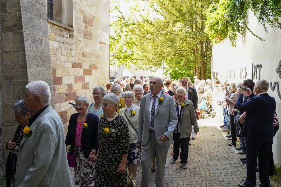Die Jahrgangsfeier beginnt für die 110 Vertreter und ihre Angehörigen mit dem Einzug in die Martinskirche. Bild: Dettenmeyer