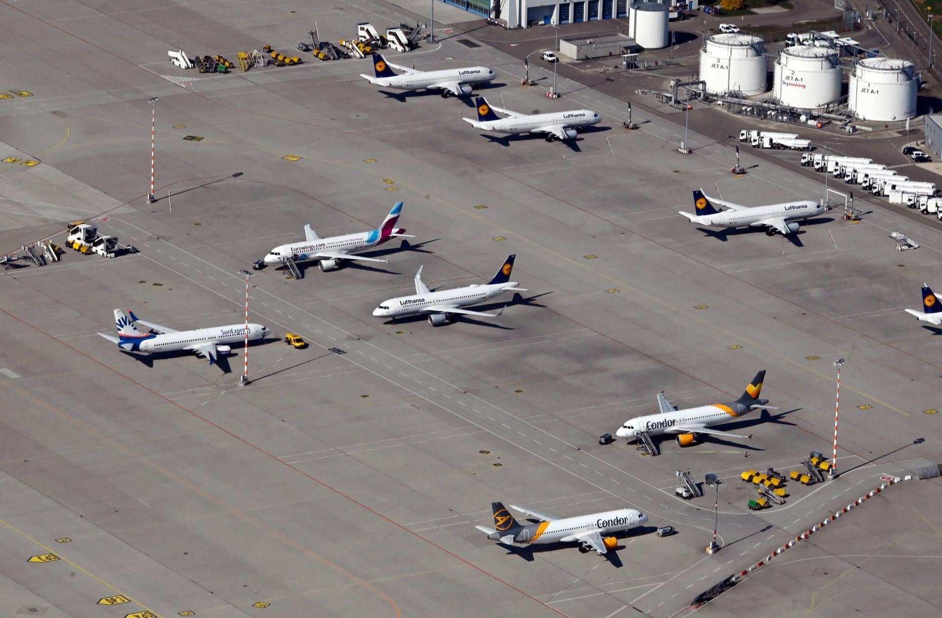 Derzeit fällt die Klimabelastung durch Dienstflüge der Landesverwaltung und Hochschulen kaum ins Gewicht. Doch nach Corona – hier der Stuttgarter Flughafen im Frühjahr 2020 – kann sich das schnell wieder ändern.