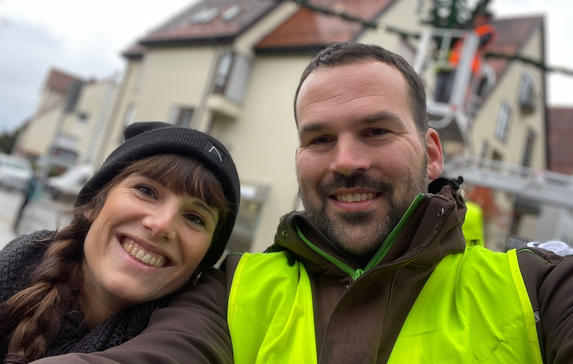 Das Duo an der Spitze des Maichinger Gewerbe- und Handelsvereins: Lisa Bartetzko und der Vorsitzende Steffen Vietz beim Arbeitseinsatz in der Adventszeit. Danach sorgte die frisch installierte Weihnachtsbeleuchtung für die passende Atmosphäre in der Ortsmitte.     Bild: z