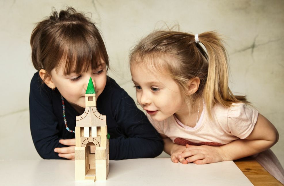 Kleinere Spielwarengeschäfte bieten oft nachhaltige Ware an, populär sind zum Beispiel Holzspielzeuge.