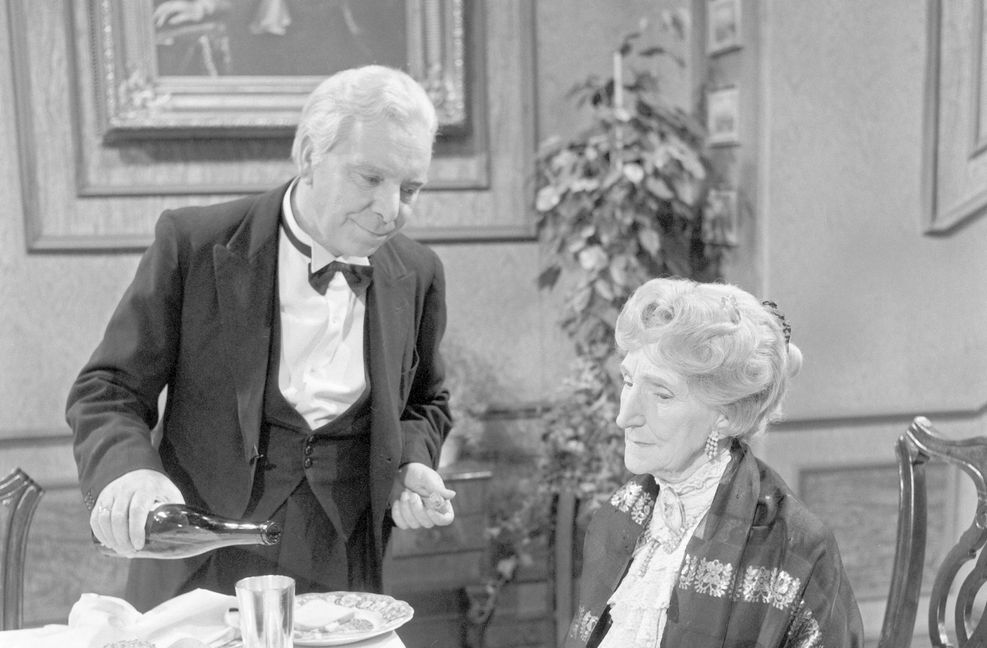 Kein Silvester ohne „Dinner for one“: Freddie Frinton als Butler  James und May Warden als allein speisende Miss Sophie.  Foto: imago images / United Archives