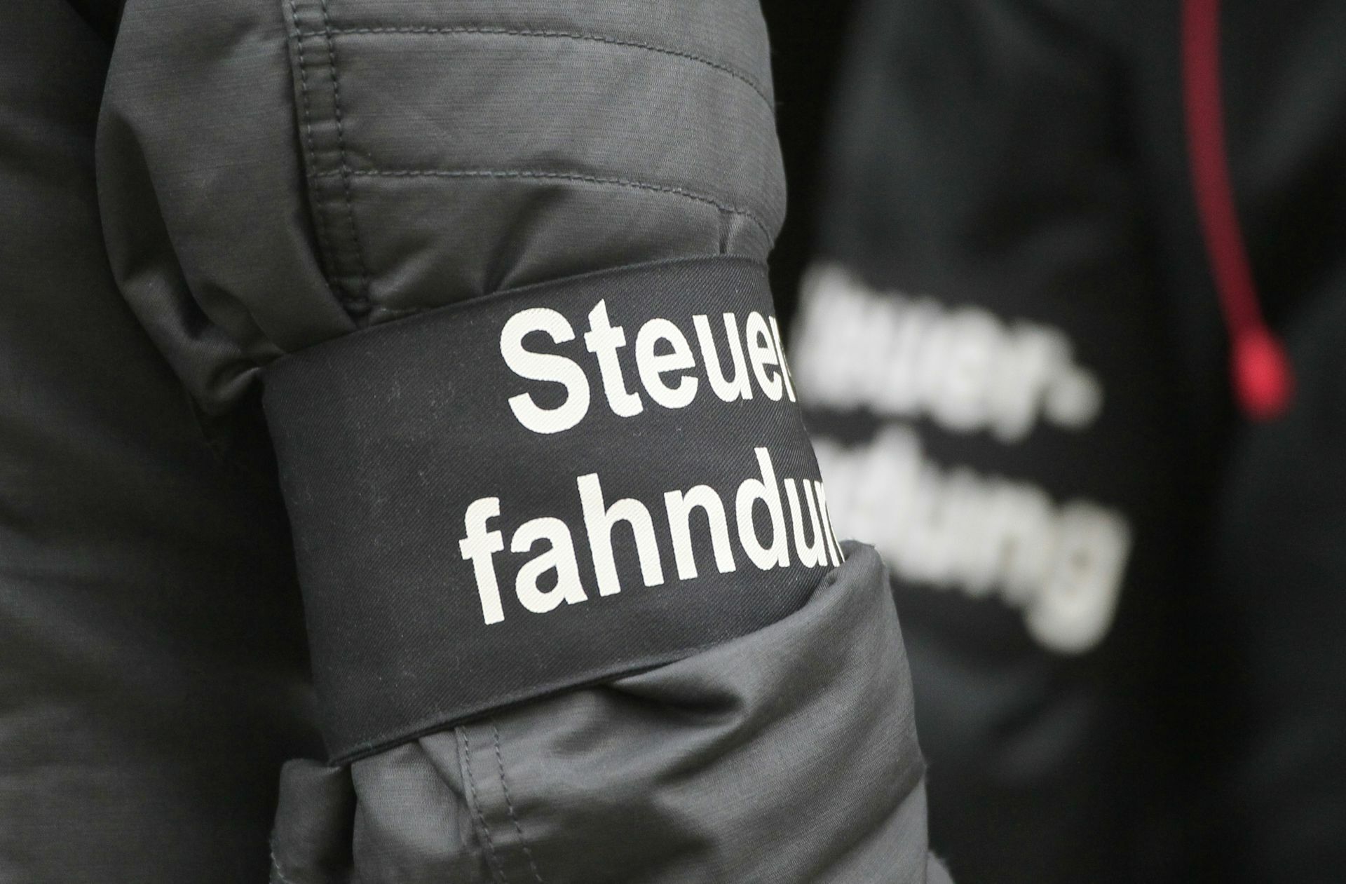 Die Steuerfahndung im Einsatz. Für Durchsuchungen ist in der Regel ein richterlicher Beschluss nötig.  Foto: dpa/Silas Stein