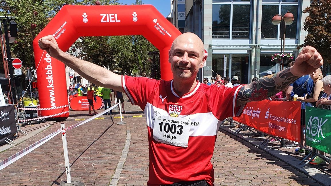 Helge Brückner im Ziel, Helge Brückner im Glück. Und sein Sohn Markus hat jetzt nach dem Platzsturm von Samstagabend ein Stück VfB-Rasen im Blumentopf.   Bild: Wegner