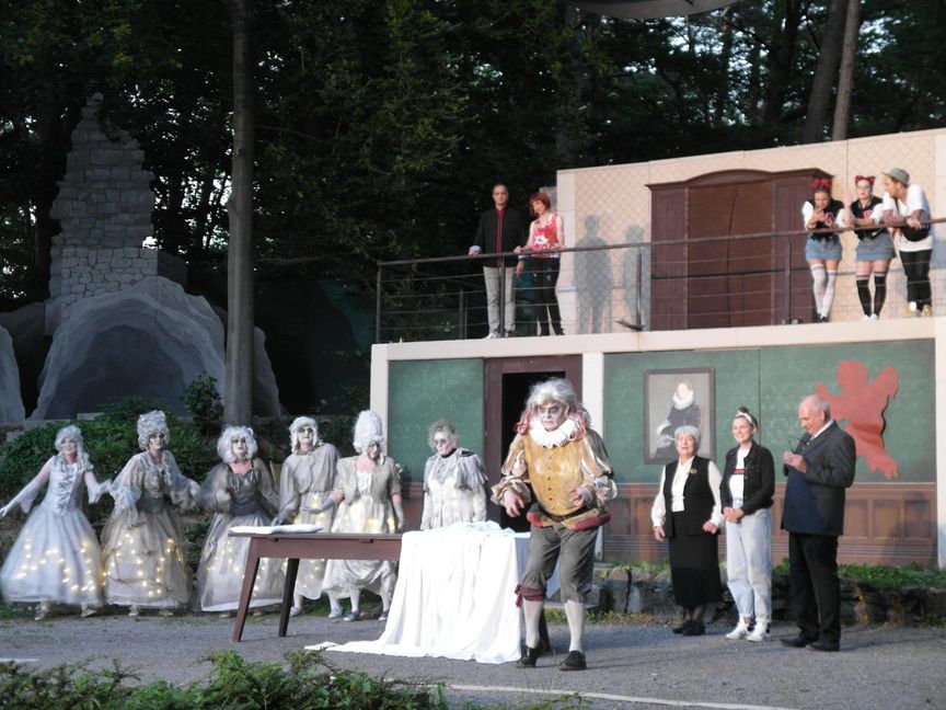 Naturtheater Renningen feiert Premiere mit „Das Gespenst von Canterville“ unter der Regie von Jürgen von Bülow.  Auf dem Jagdschloss Canterbury treibt diesmal nicht nur Sir Simon de Canterville seinen Spuk, sondern gleich eine ganze Schar von Gespenster-Azubis.  Bild: Staber