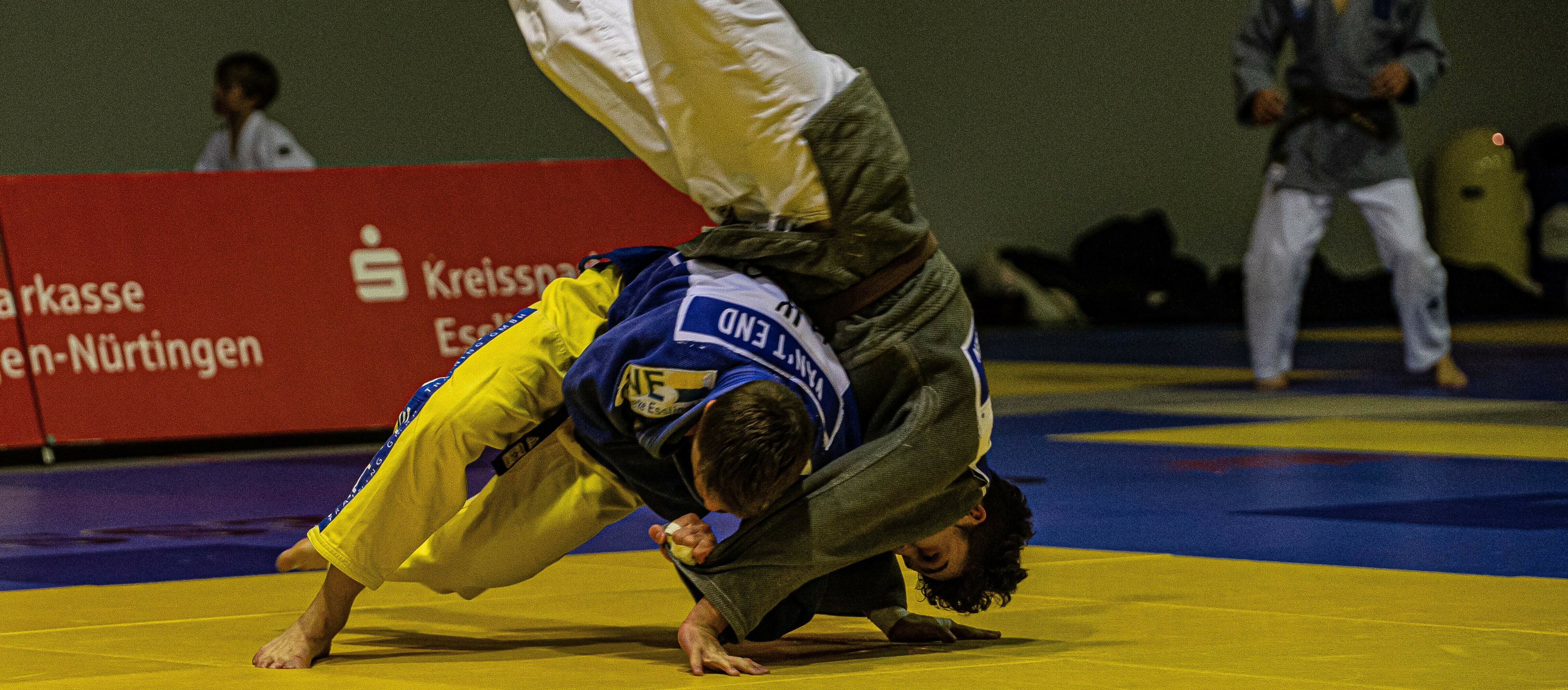 Der 17-jährige Sindelfinger Fabio Spinder (rechts) hält das Duell gegen den Esslinger Ex-Weltmeister Noel van`t End die halbe Kampfzeit lang offen.    Bild: Vilz