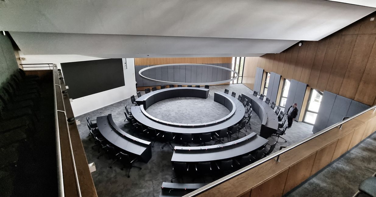 Blick von der Zuschauerempore auf den neu gestalteten großen Sitzungssaal im Neuen Rathaus, in den neue Möbel, neuer Teppich, neue Technik und eine neue LED-Wand Einzug gehalten haben. Bild: Hamann