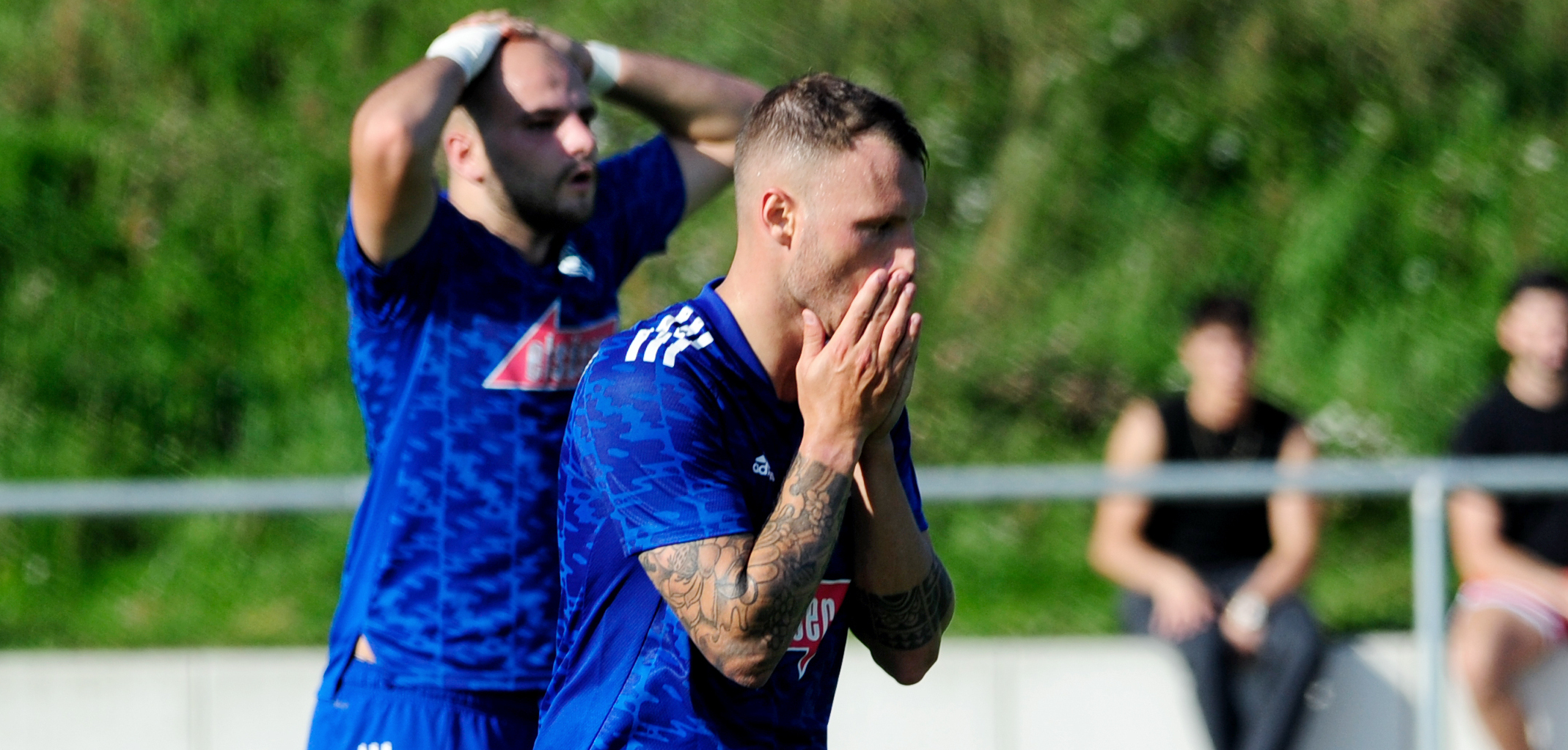 Endrit Syla (links) und Bastian Bothner können es nicht fassen.Bild: Photostampe