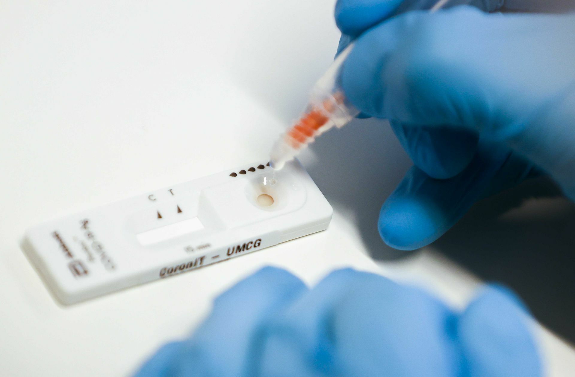 Mehr Sicherheit mit Schnelltests:  Ihre Zuverlässigkeit wird zwar immer wieder debattiert, aber bei einer hohen Virenlast funktionieren sie gut und liefern vor allem innerhalb von Minuten ein Ergebnis.