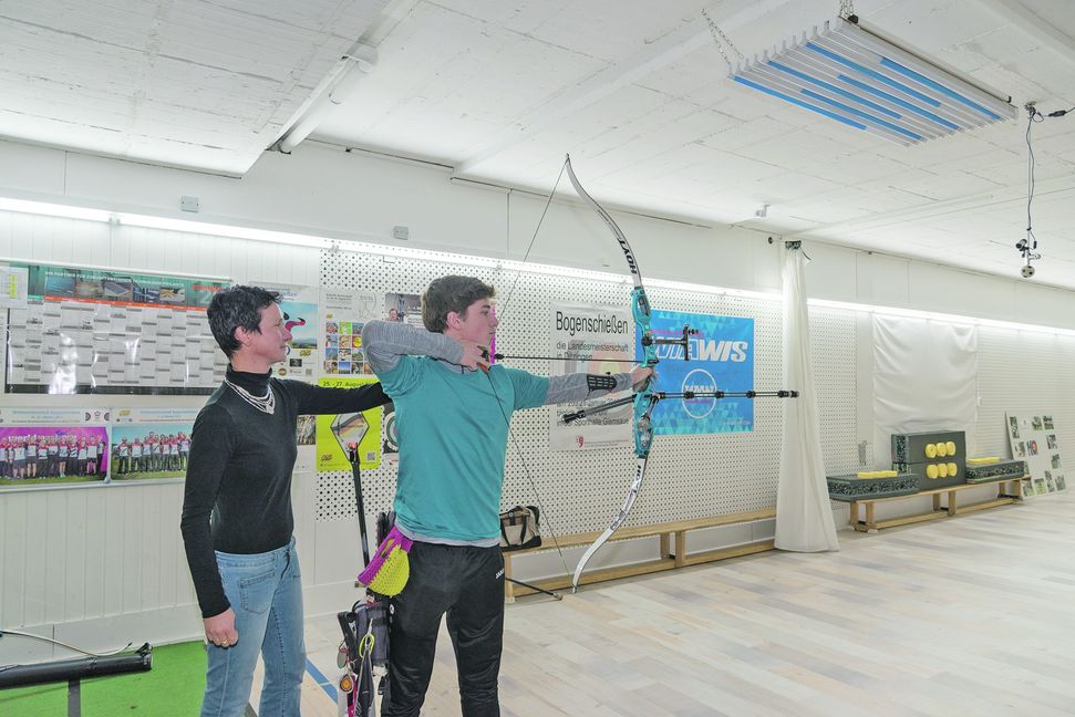 Jonathan Vetter: Feinjustierung mit Trainerin Antje Hoffmann. Bild: Nüßle
