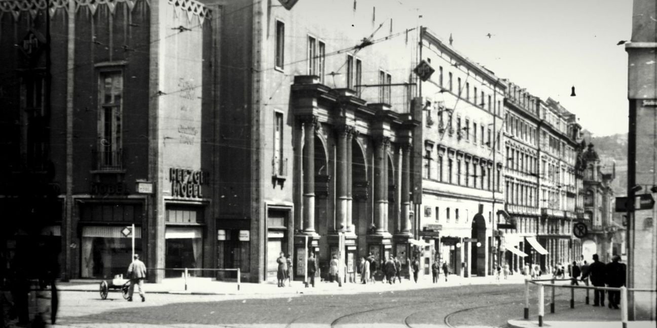 Blick von der Friedrichstraße auf den    alten Stuttgarter Bahnhof in der heutigen Bolzstraße. in dem bis 1945 das Ufa-Kino residierte und in dem heute das Metropol-Kino untergebracht ist.