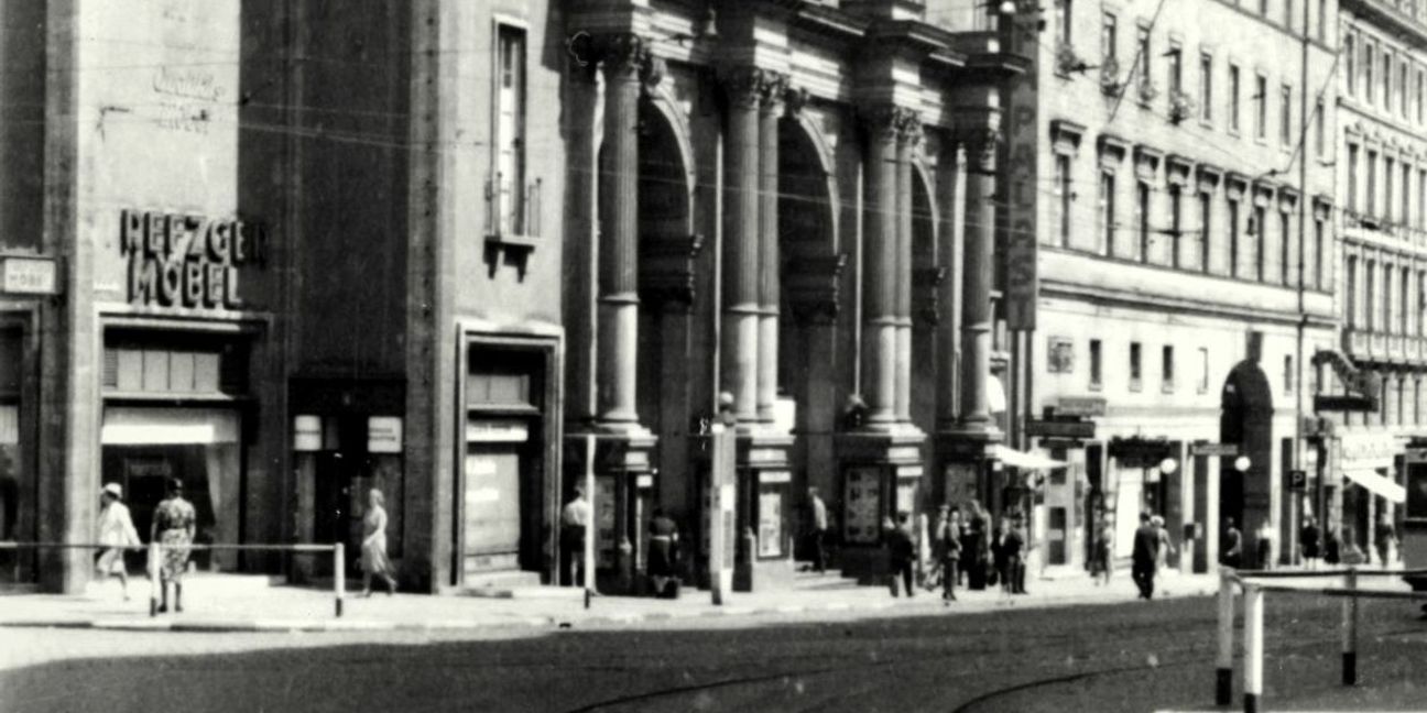 Im  alten Bahnhof residierte 1942 das Ufa-Kino, heute befindet sich  dort das Kino Metropol