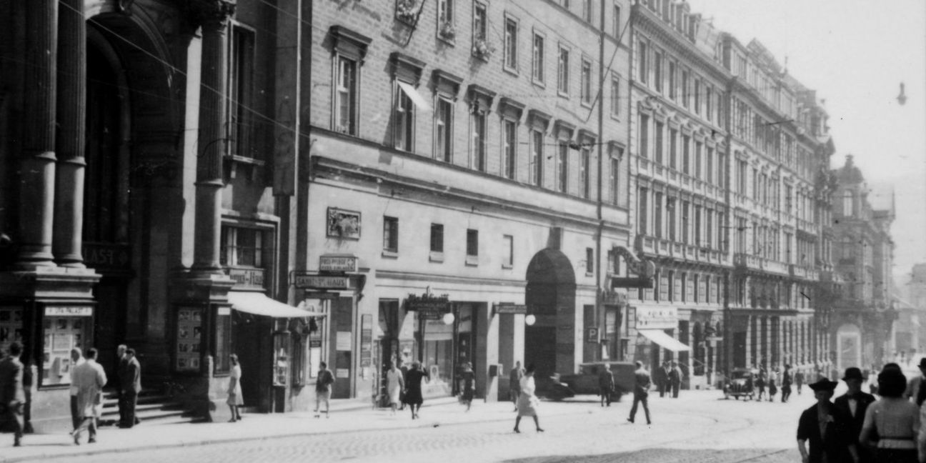 Blick entlang der heutigen Bolzstraße Richtung Schlossplatz,  links das Portal des alten Bahnhofs, der Eingang zum Ufa-Kino