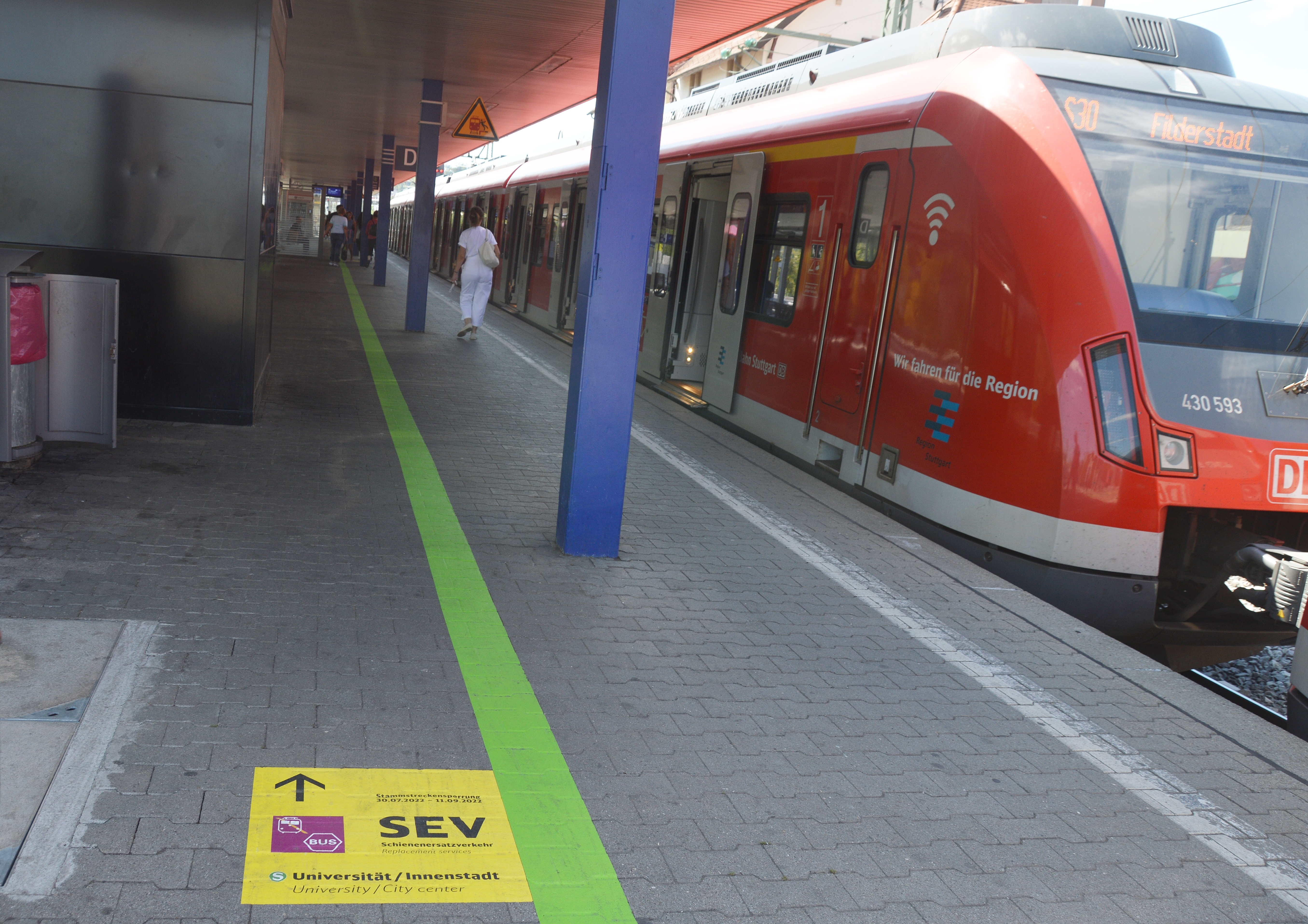 Ein grüner Streifen leitet am Bahnhof Vaihingen von der S-Bahn in Richtung Schienenersatzverkehr. Doch es gibt zumindest einen schnelleren Weg, um zurzeit die Haltestelle Stuttgart Stadtmitte zu erreichen. Bild: Gluiber