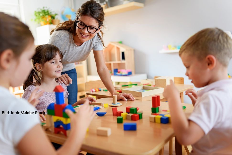 Um dem steigenden Bedarf nach Verköstigung in Kindertagesstätten gerecht zu werden, prüft die Stadt Sindelfingen, inwieweit es möglich ist, das Mittagessen über externe Partner anzubieten.    Bild: lordn / Adobe Stock