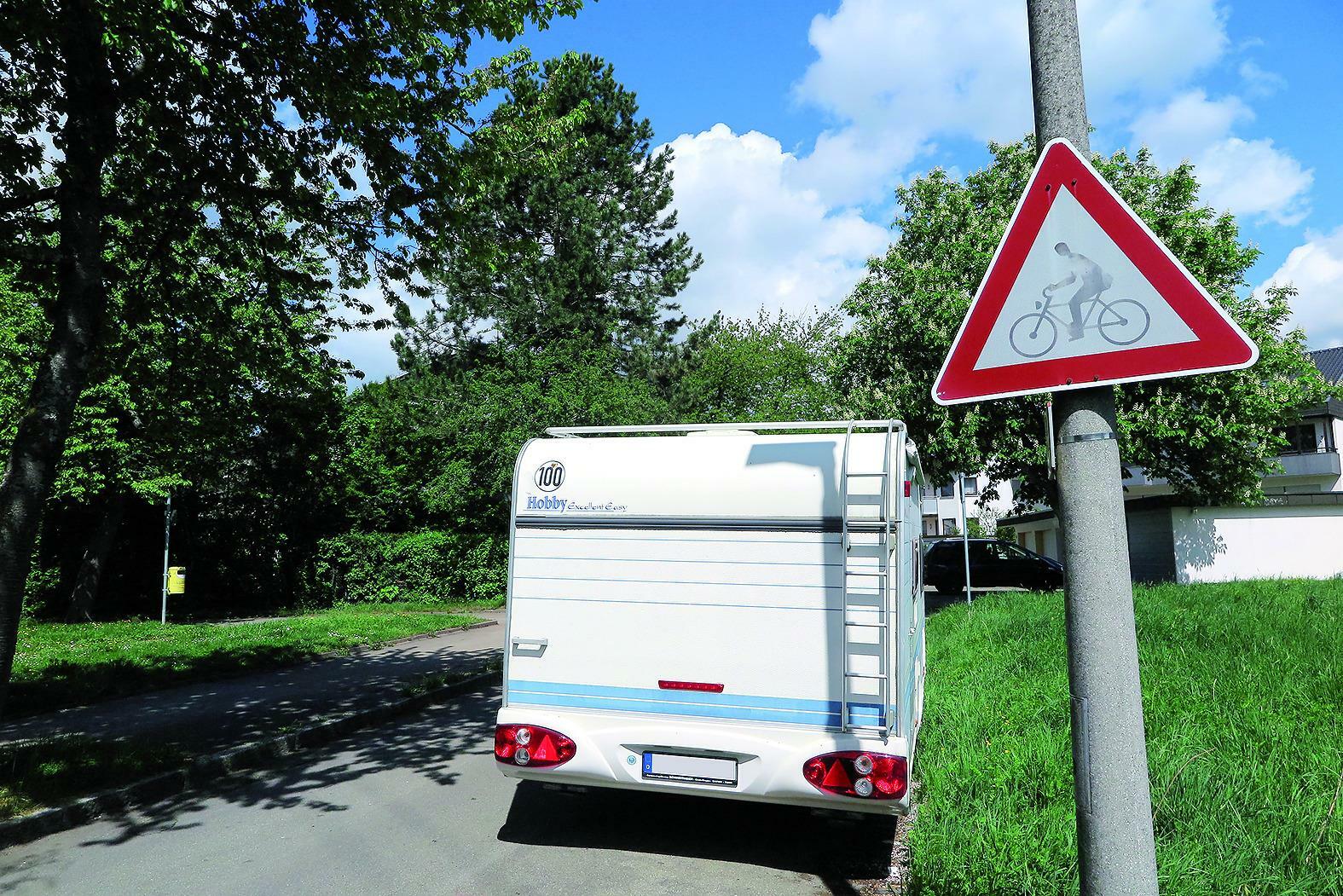 Nicht nur Kinder, auch Radfahrer werden durch den parkenden Wohnwagen auf dem Straßen überquerenden Rad- und Gehweg erst spät gesehen.  Bild: Groß