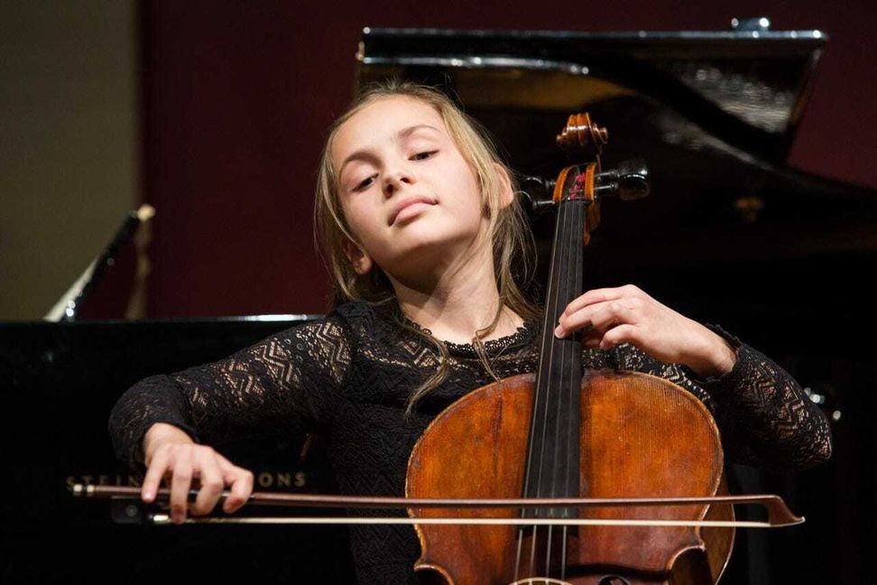 Die 12-jährige Anna Meipariani spielt beim Jubiläumskonzert das C-Dur-Cellokonzert von Joseph Haydn. Bild: z