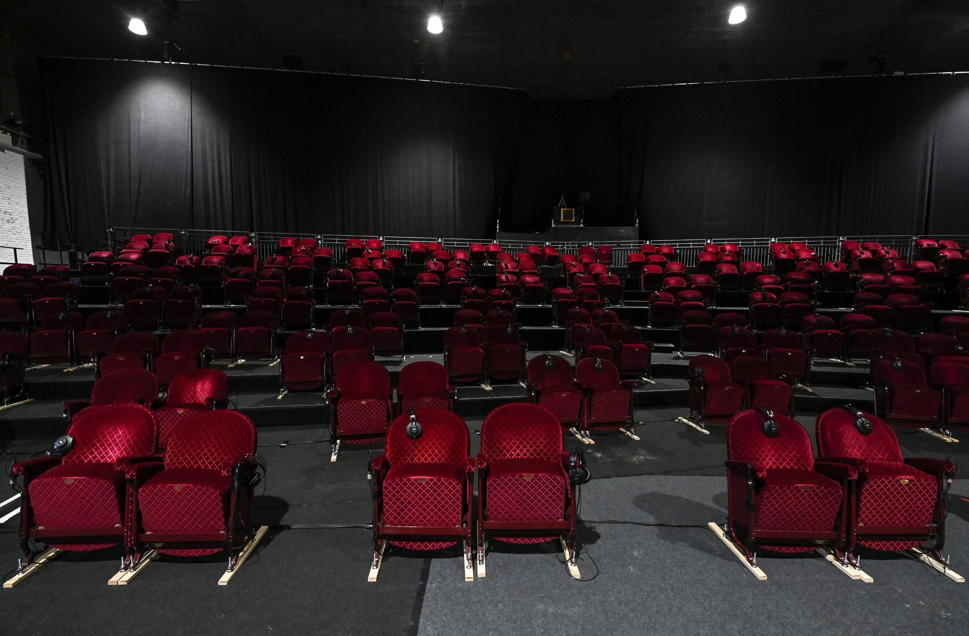 Seit dem 2. November sind alle Sitze hochgeklappt, auch im Theaterhaus in Halle.