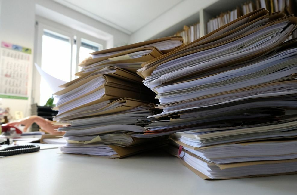 Dicke Akten von Dieselklagen liegen auf einem Tisch im Landgericht Stuttgart – die Digitalisierung soll die Arbeit immer mehr erleichtern.