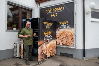 Frische Spätzle aus regionalen Produkten, auch bei der Ware im Spätzomat legt Timo Böckle Wert auf Qualität.   Bild: Nüßle