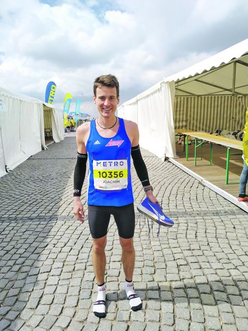 Platt wie eine Flunder aber stolz wie Oskar: Joachim Krauth vom VfL Sindelfingen nach seiner großen Nummer in Düsseldorf. Bild: z