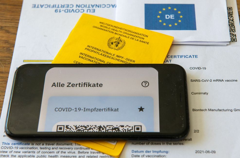 Das digitale Impfzertifikat gibt es als Papierversion oder in einer App, doch der gelbe Impfpass gilt weiter.
 Foto: dpa/Stefan Puchner
