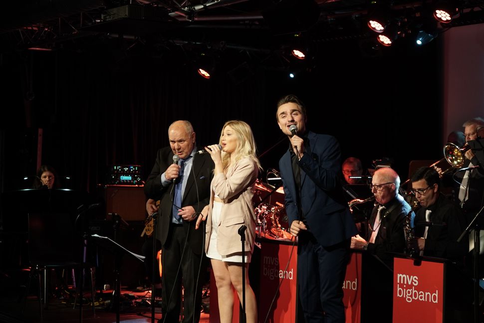 Frontgirl Tanja Losch und Frontboys Jörg Gebhardt (links) und Alexander Wolff bescheren der MVS-Bigband konkurrenzlos gute Vokalkultur. Bild: Heiden