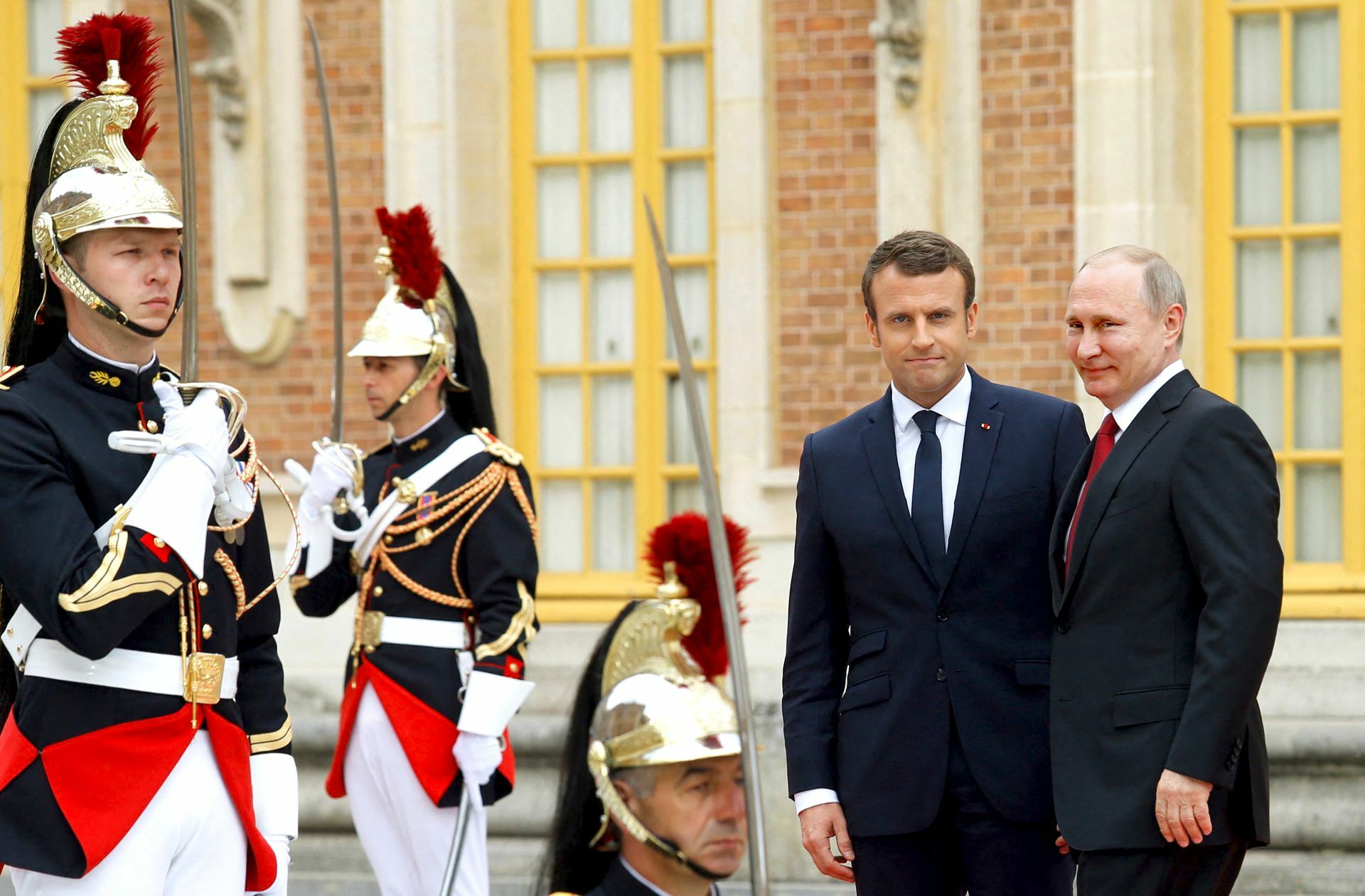 Gleich nach seiner Wahl im Jahr 2017 empfing Macron (2. v. re.)  Putin im Schloss Versailles.
