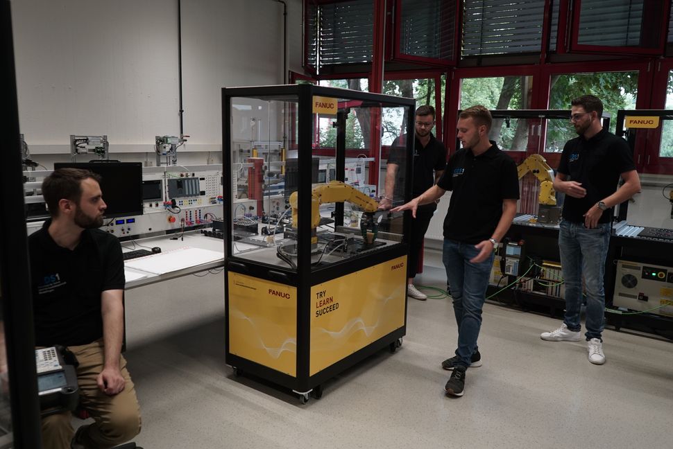 Kleine Roboter sind Teil der neuen Lernfabrik 4.0 an den Gottlieb-Daimler-Schulen. Bild: Heiden