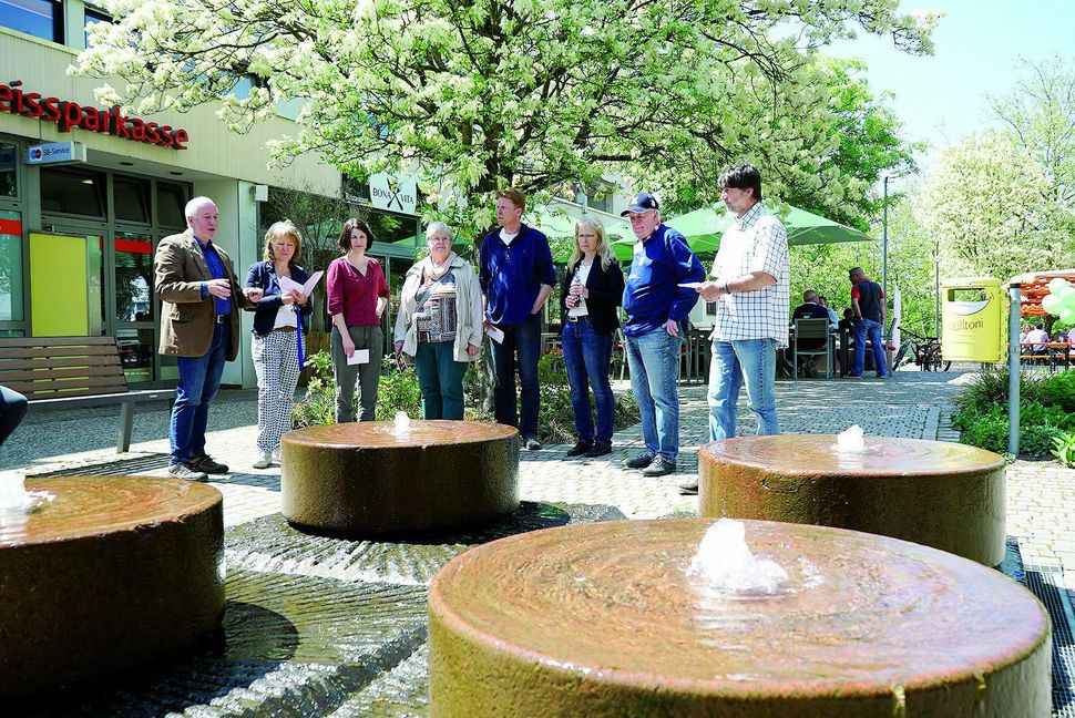 Hartmut Knoch, Leiter des Amtes Grün und Umwelt (li.), und neben ihm Quartiersarbeiterin Beate Faust führen zum Aktionstag Städtebauförderung durch die Viehweide.  Bild: Heiden