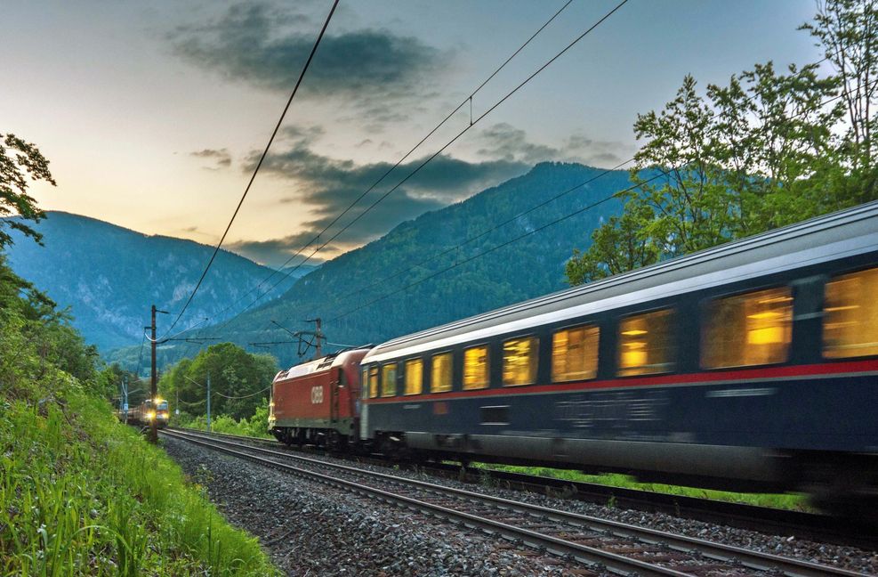 Die Anreise mit dem Zug in die Alpen hat auch einen weiteren Vorteil: traumhafte Ausblicke auf die Berge.