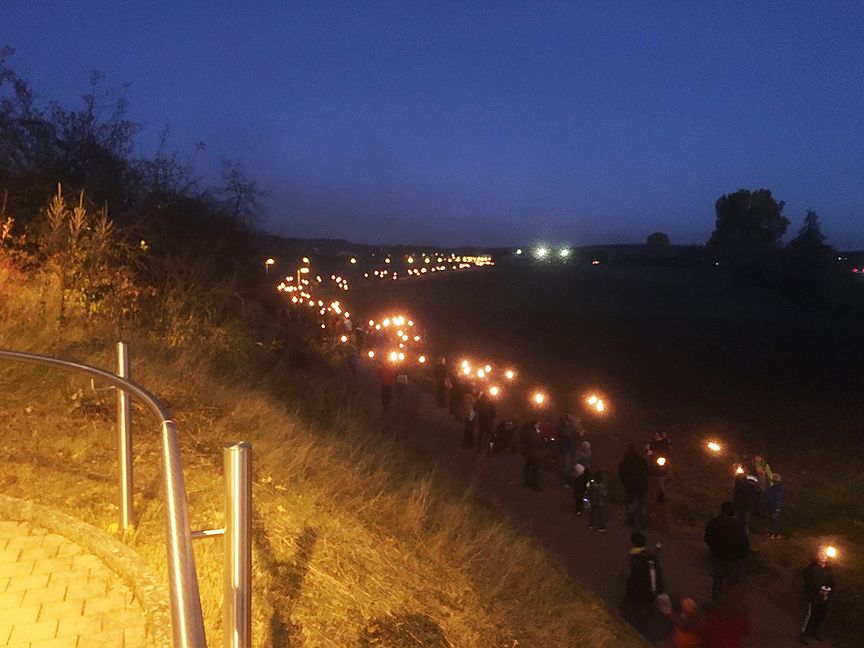 Am Samstag sollen in den Kommunen wieder Fackeln leuchten – wie hier in der Vergangenheit in Malmsheim. Bild: z