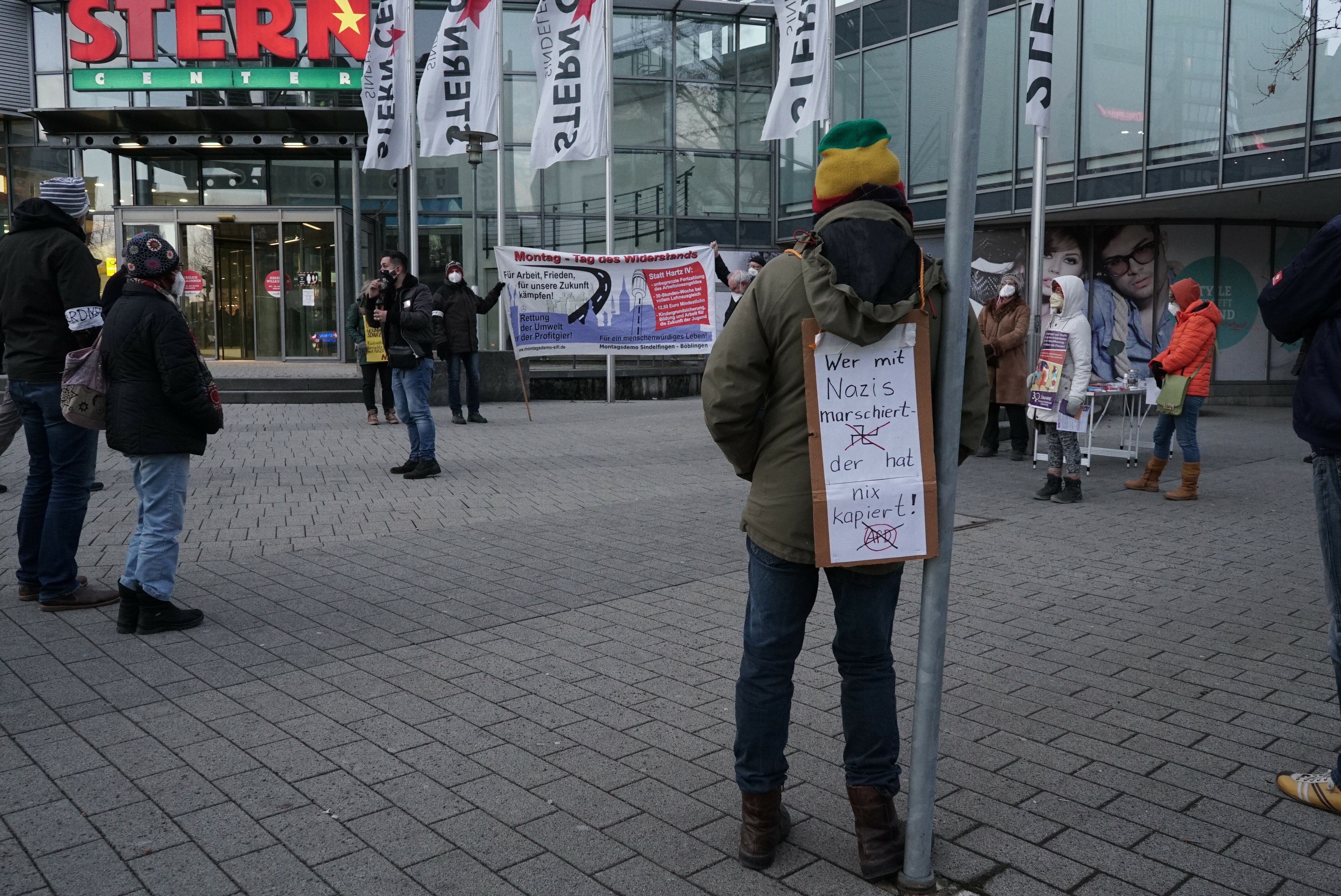 Gegendemo am Busbahnhof.    Bild: Heiden