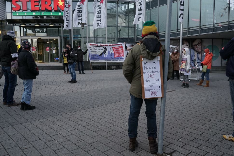 Gegendemo am Busbahnhof. Bild: Heiden