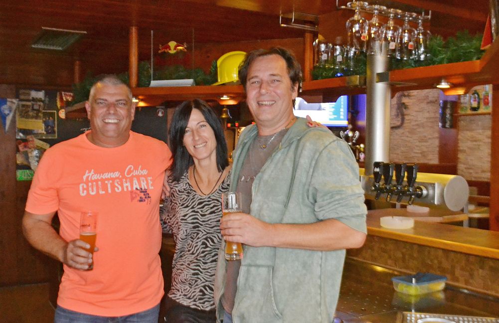 Wirt Michael Baier mit Frau Stefanie und Uwe Rebmann, der nebenbei hinterm Tresen aushilft, hinter der Bar im Trotzköpfle. Das "TK" hat inzwischen Kultstatus erlangt - nicht nur in Schönaich. Bild: Hamann