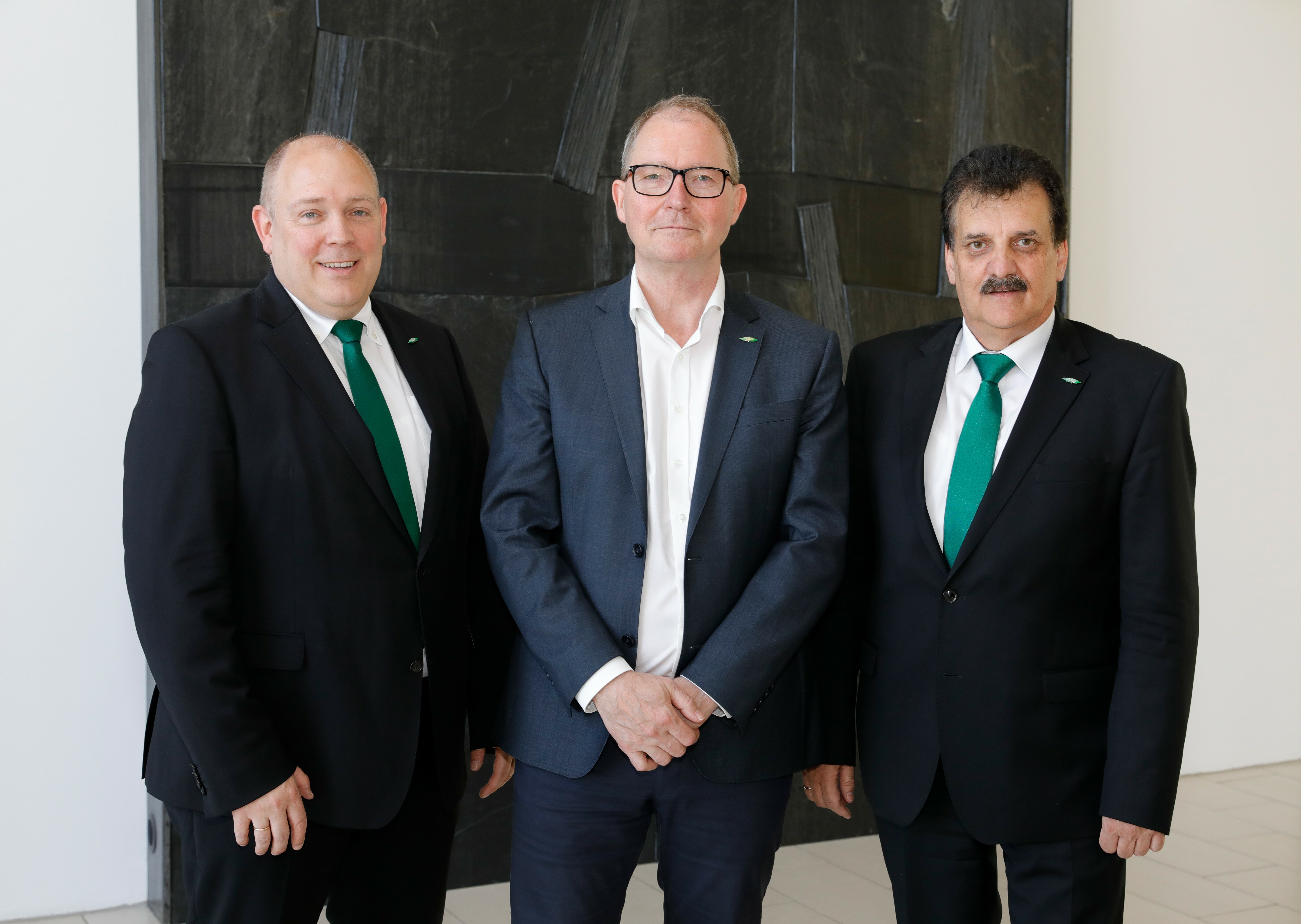 Rainer Große-Kracht (links), CTO von BITZER, und Christian Wehrle (rechts), CEO von BITZER, heißen Erik Damsgaard, CEO von OJ Electronics, in der Bitzer Familie willkommen. Bild: z