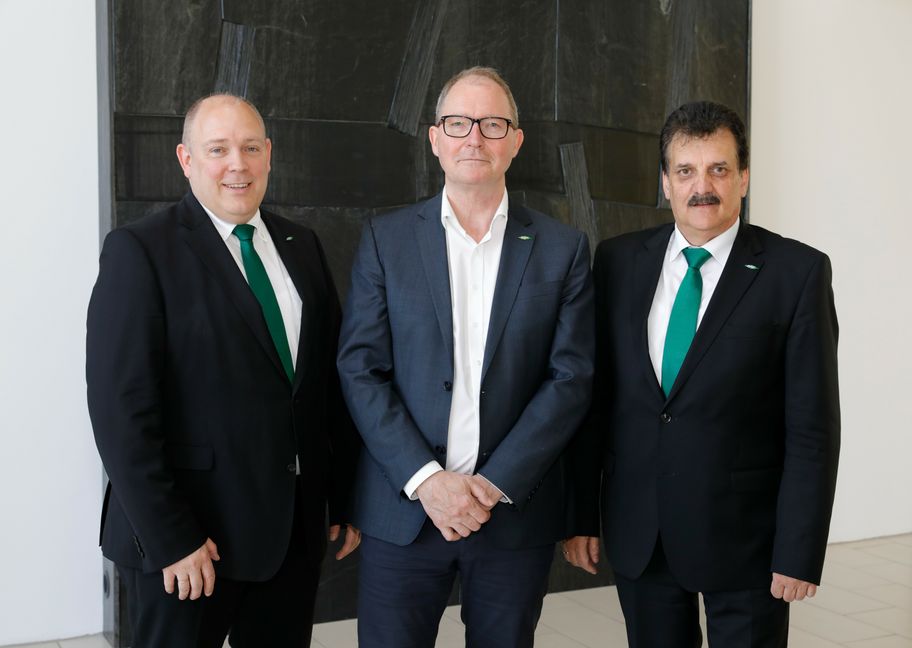 Rainer Große-Kracht (links), CTO von BITZER, und Christian Wehrle (rechts), CEO von BITZER, heißen Erik Damsgaard, CEO von OJ Electronics, in der Bitzer Familie willkommen. Bild: z