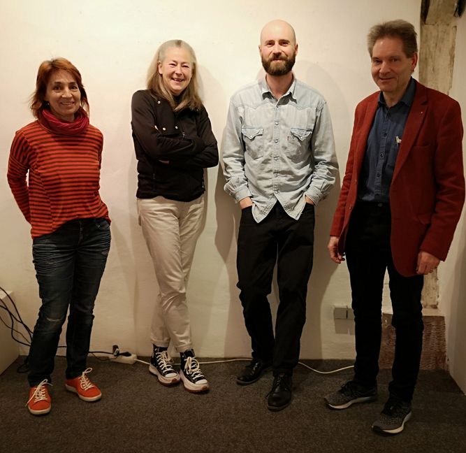 Der Vorstand des Böblinger Kunstvereins (von links): Uschi Schwaderer, Vera Reschke, Ivan Zozulya und Gunter Baumann. Fabian Holzwarth, stellvertretender Vorsitzender, ist nicht mit auf dem Bild, weil er krank war und sich ohne Stimme nicht einmal online zuschalten konnte.   Bild: Schilpp