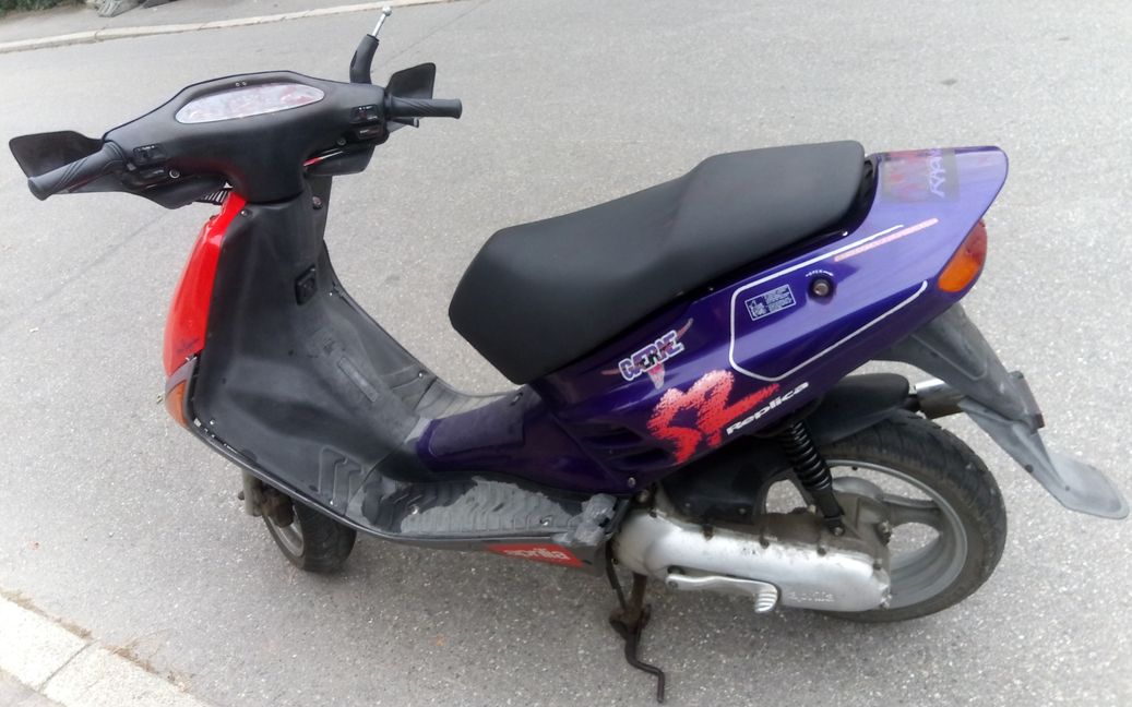 Den Roller hat die Familie wieder, allerdings wurde er beschädigt. Außerdem fehlen Helm und Papiere. Die Familie sucht weiterhin nach den drei Dieben: Drei Jugendliche sollen es gewesen sein. Bild: z