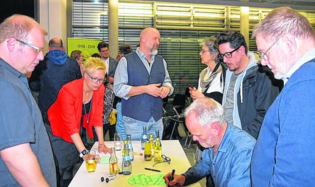 Was braucht Sindelfingen in Zukunft? Darüber diskutierte unter anderem Ingo Sika (Mitte) an Themen-Tischen mit den Besuchern und sammelte Ideen.  Bild: Groß