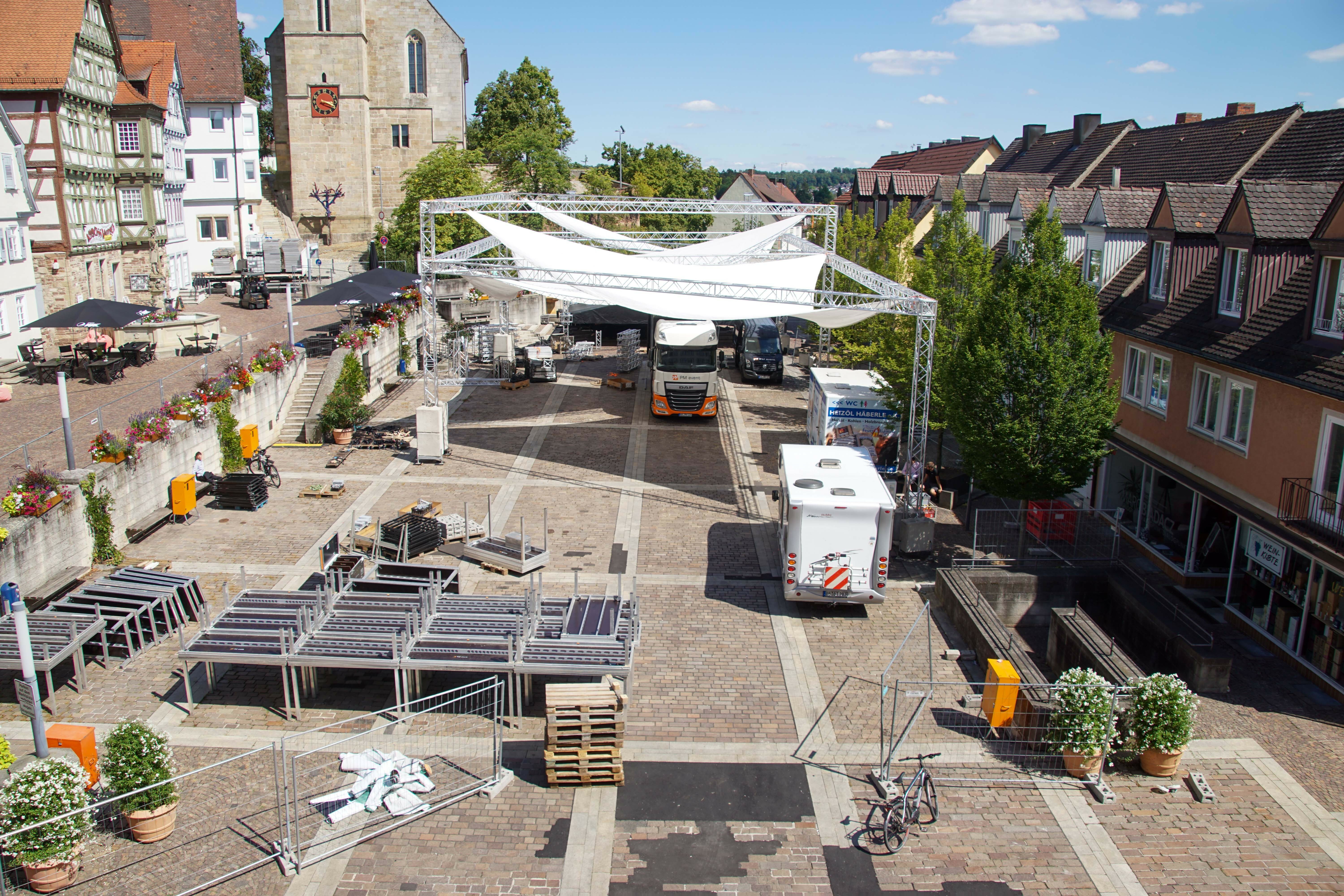 Der Aufbau für den Böblinger Marktplatz-Sommer haben begonnen: Ab Freitag treten vor malerischer Kulisse an 15 Abenden hochkarätige Künstler auf.  Bild: Dettenmeyer