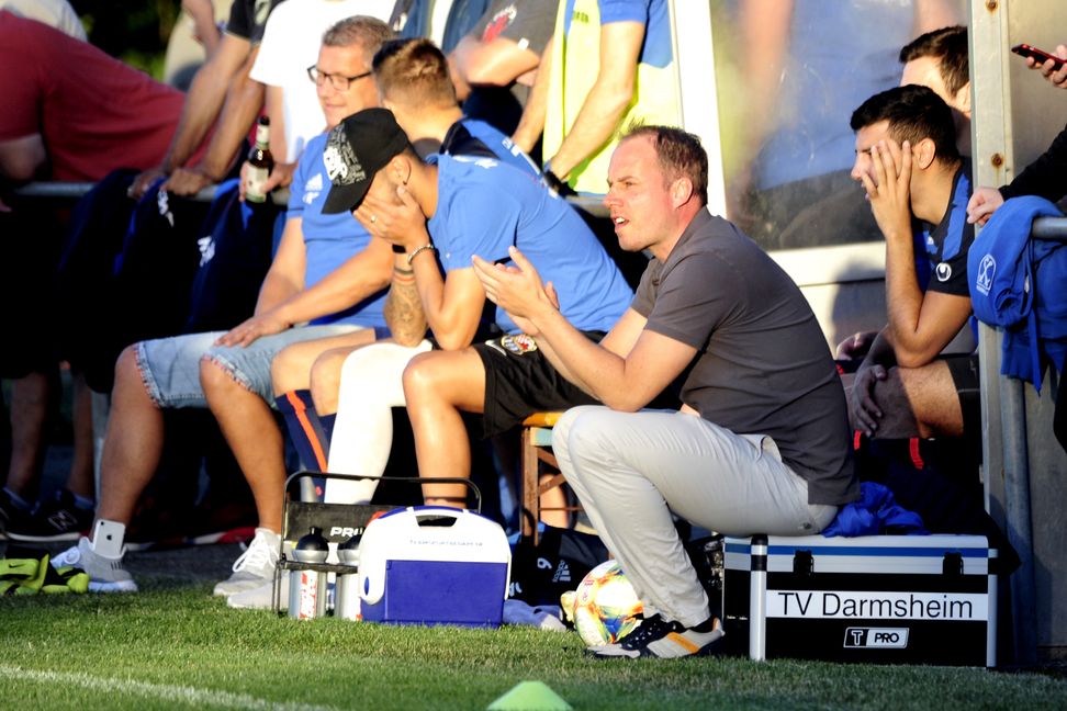 Darmsheims Trainer Marcel Lindner verlegte die Übungseinheit am Dienstag vom Eichelberg ins Böblinger Thermalbad. Bild: photostampe