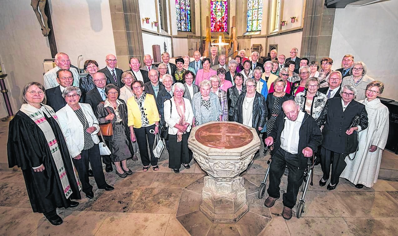 Der Jahrgang 1938 mit Partnerinnen und Partnern nach dem Jubiläumsgottesdienst in der Magstadter Johannes-Täufer-Kirche. Links Pfarrerin Anna-Christina Böhringer-Fischer und rechts Gemeindereferentin Claudia Vogelmann.  Bild: Richter