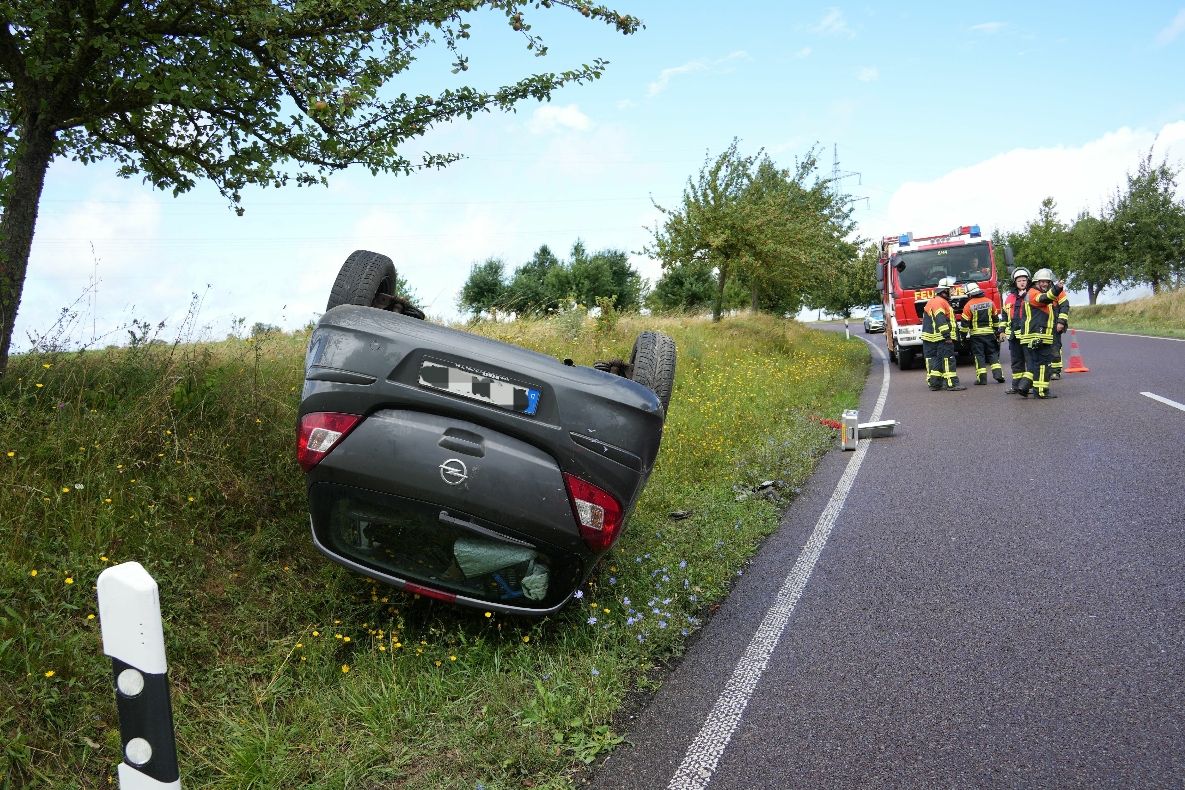 Der Opel landete nach dem Unfall auf dem Dach. Bild: SDMG/Dettenmeyer